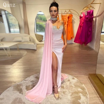 Qanz rózsaszín sellő szatén estélyi ruhák sifon köpeny kristályokkal Hivatalos partiruhák Magas oldalú hasított köntösök De Soirée báli ruha